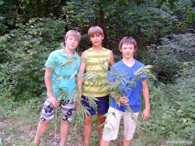 1359_19_boys_in_shorts.jpg